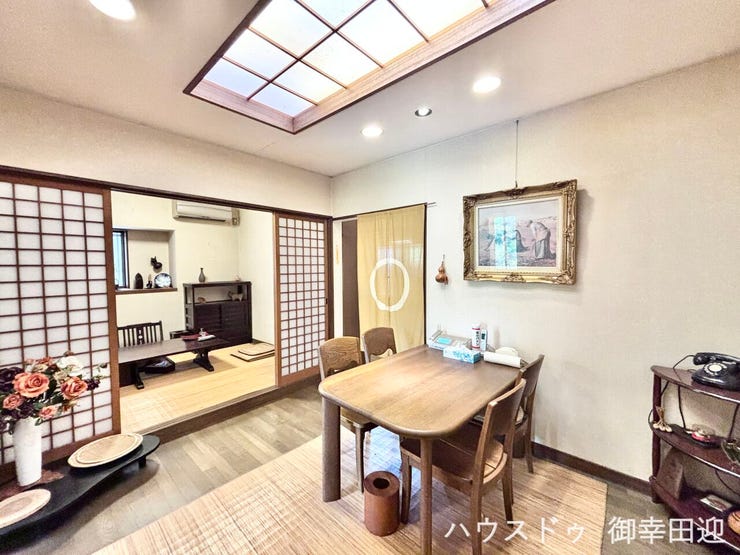 ■安らぎと笑顔の中心地■格子天井の優しい光に包まれるダイニング。2つの和室へスムーズにつながる、家族の絆を深める間取りです。