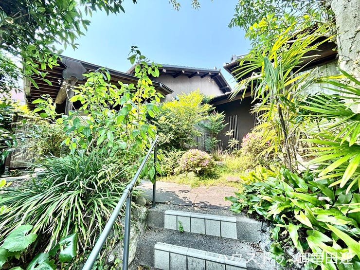 ■豊かな緑のグラデーションが美しい和風庭園■私邸としての気品と、深い安らぎを感じさせる庭園アプローチです。