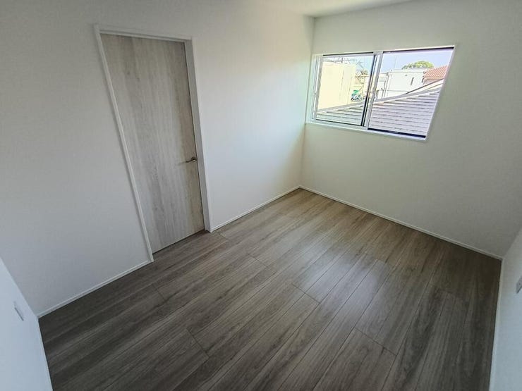 シンプルな内装で使い方を選ばず、落ち着いて過ごせる一室です。寝室にも子ども部屋にもなじむ、すっきりとした心地よさがあります。