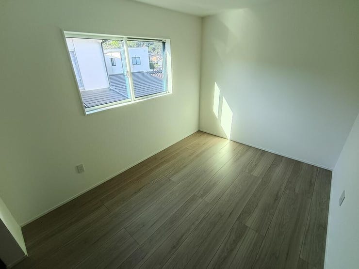 ゆったり使える居室で、奥には衣類や荷物をまとめてしまえるウォークインクローゼットを備えています。生活がすきっり整う心地よいプライベート空間です。