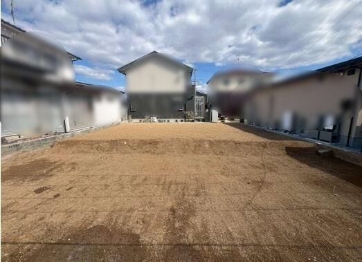 陽当たり良く広々とした敷地。綺麗に造成されたこの場所に、最新の設備を揃えたスタイリッシュな新築建売住宅が誕生します!すっきり整った土地だからこそ、これからの工事や完成への期待がさらに高まります。