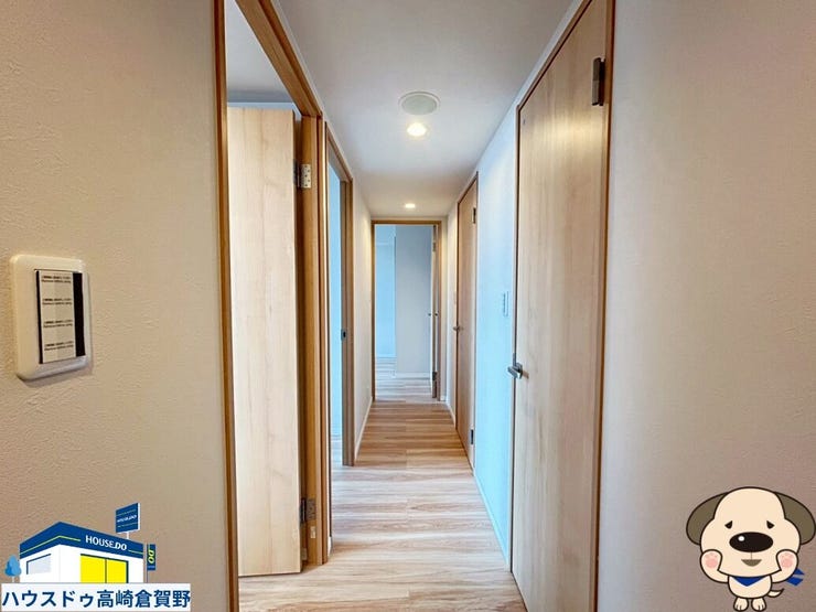 お部屋へ向かう時間も心地よく感じられそうな、すっきりとしたマンション内廊下です。