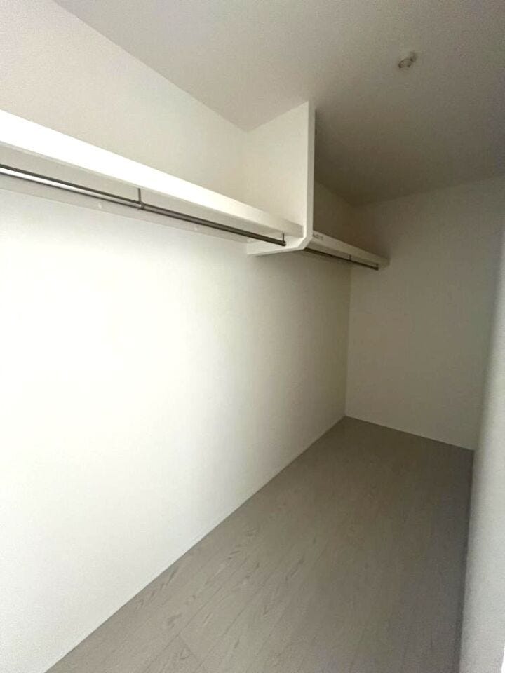 主寝室奥には枕棚とハンガーパイプを備えた大容量WIC。衣類の整理がしやすく、身支度がスムーズになる便利な収納空間です。