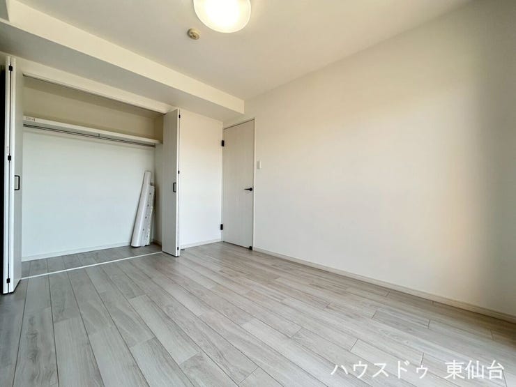奥行きたっぷりのクローゼットで、季節物もラクラク整理。