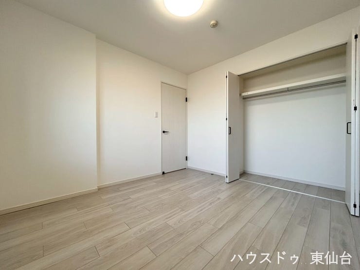 奥行きたっぷりのクローゼットで、季節物もラクラク整理