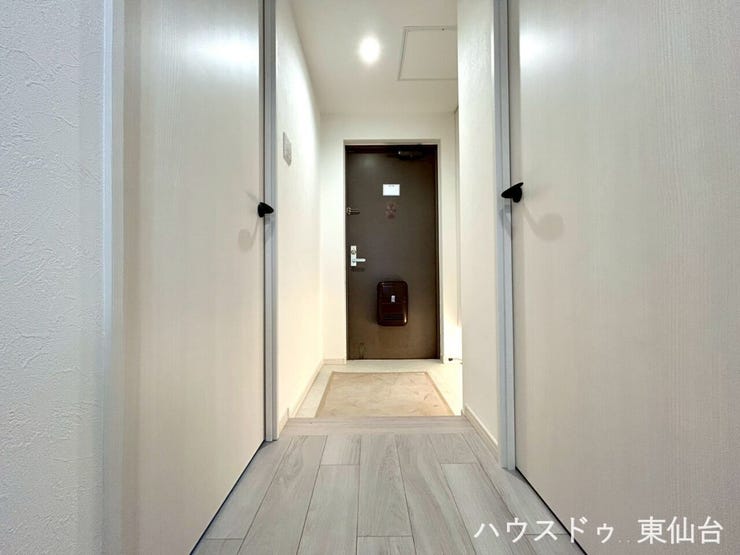 直線美が際立つモダンな玄関。機能性とデザイン性を兼ね備えた空間です