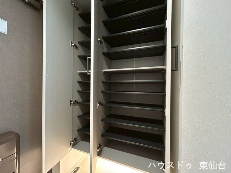靴も小物もすっきり収まる、収納力のある玄関スペース