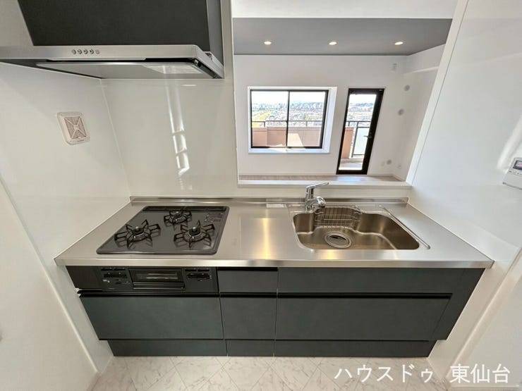 キッチンスペースは広々としてお好みでカップボードや大型冷蔵庫も置けそうです♪