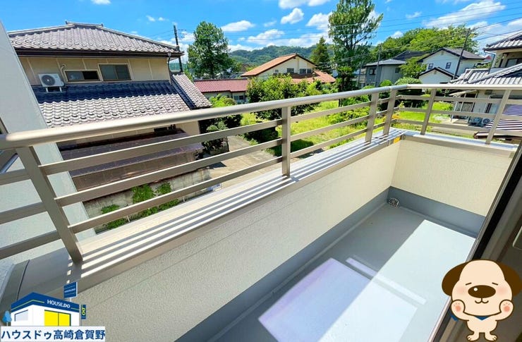 外の空気を感じられるバルコニー♪天気の良い日は気持ちよく過ごせそうな空間です。