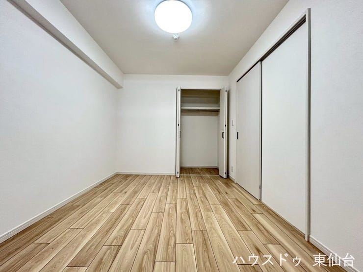 6帖のサービスルームです、引き戸で換気も行き来もしやすいお部屋です