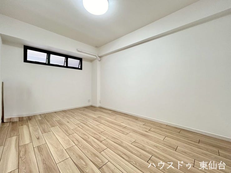 おしゃれな窓の向こう側はリビングです♪