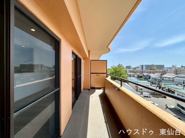 こちらのバルコニーで洗濯物干しもバッチリです。
