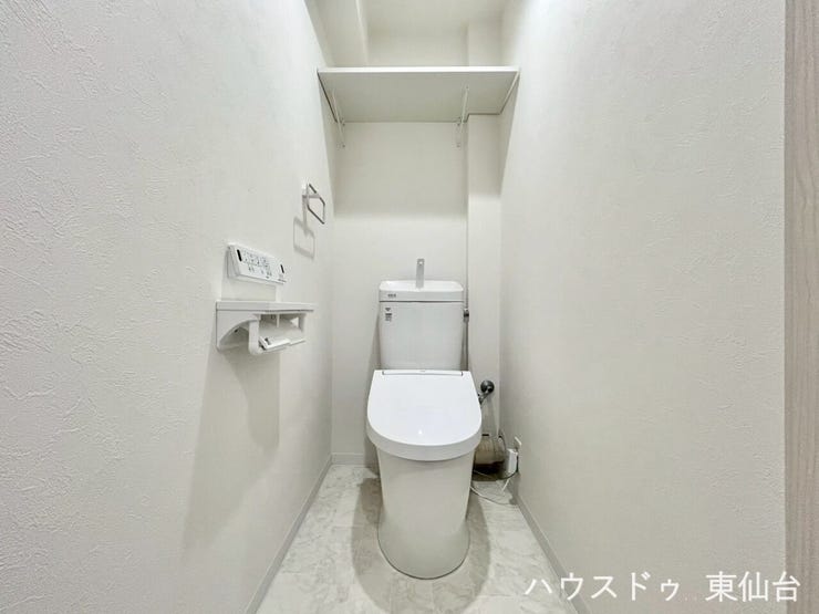 トイレは白基調のクリーンな空間!もちろんウォッシュレットもついています♪