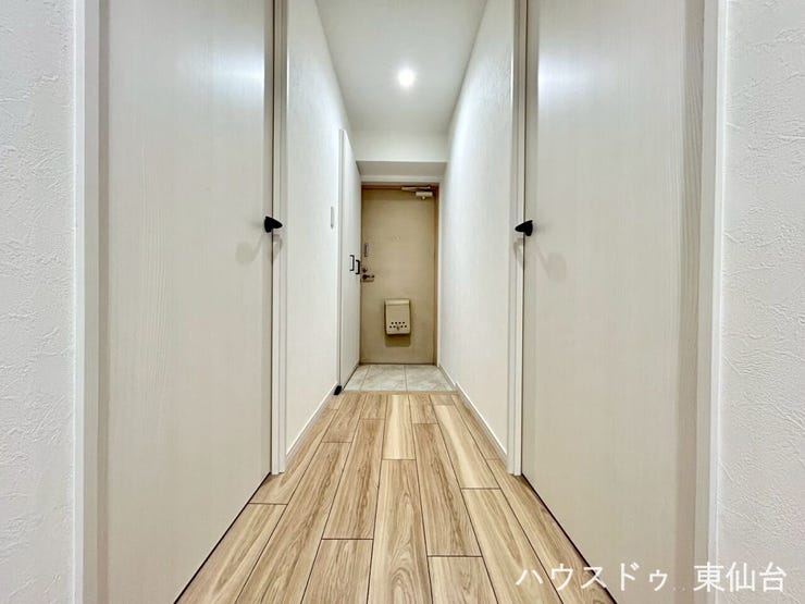 明るい色味で圧迫感の抑えられた玄関です♪
