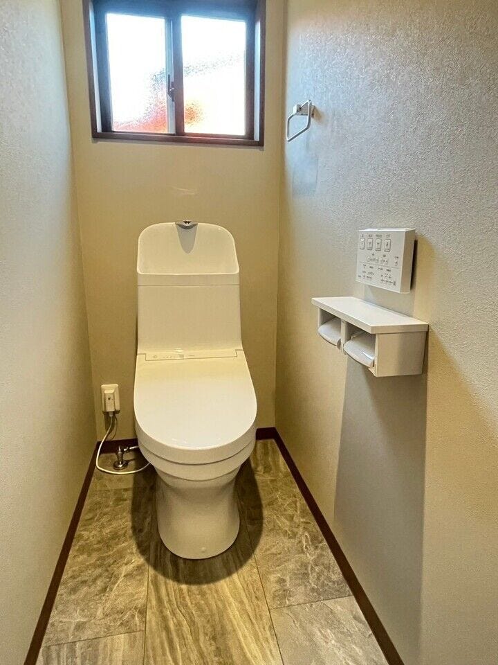 窓から自然光が差し込む、明るく爽やかなトイレ空間です!