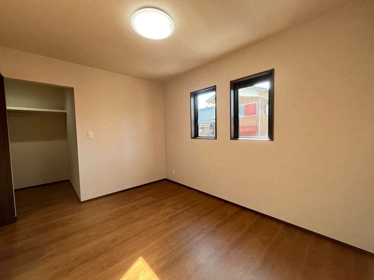 2つの窓から光が入り、日当たり・通風ともに良好なお部屋です!