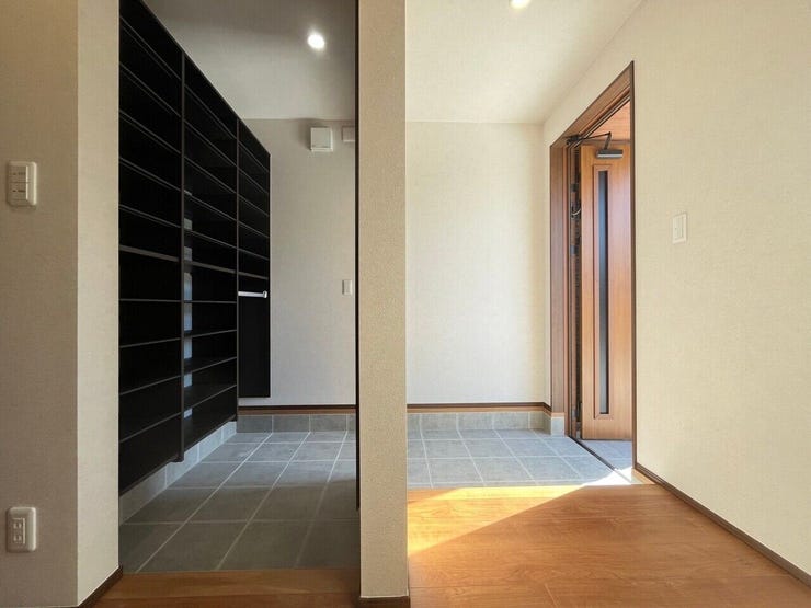 光が差し込む明るい玄関ホール!帰宅した家族を温かく迎えてくれます。