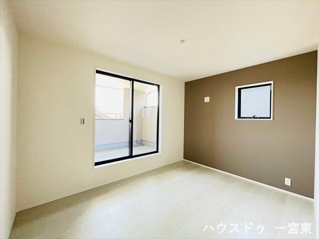【6.2帖】2つの窓から光と風を取り込める明るい洋室です。一日を通して快適に過ごしていただけます。