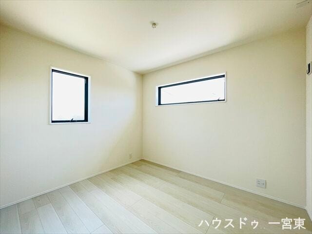 【5.5帖】安定した明るさを確保できる2面採光の洋室です。