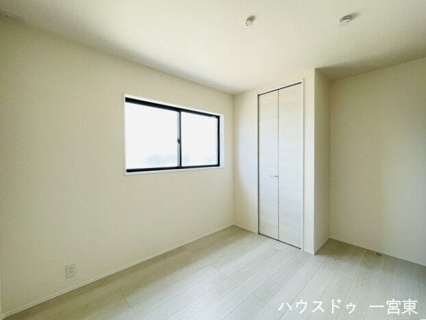 【5.4帖】各居室に収納が付いています!収納家具を置く必要がないので、お部屋を広くお使いいただけます。