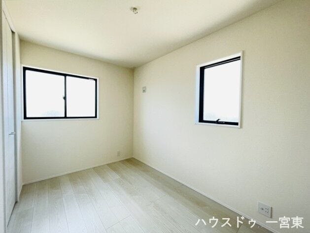 【5帖】高い場所にある窓は、プライバシーを守りながら自然光を取り入れ、開放感のある明るい空間を作り出します。