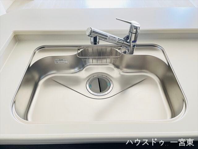 【シンク】水はじきが良く汚れをサッと拭き取れるステンレスシンクです。日々のお手入れが手軽に行えます