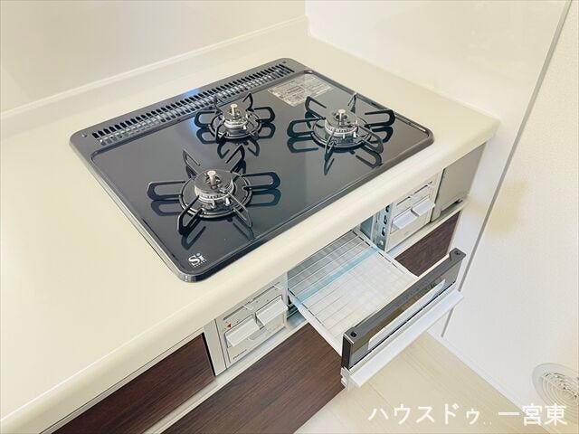 【コンロ】3口コンロは、調理をしながら作り置きしていた料理を温め直すときや煮込み料理を作った時の鍋の置き場所として使えて便利です。