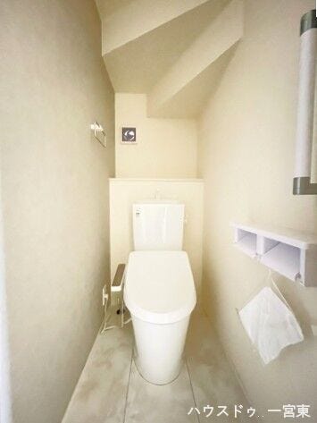 温水洗浄機能を備えた清潔感のあるトイレ空間です。毎日気持ちよく使用していただけます。