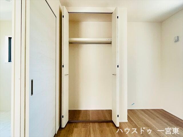 ≪1階5.4帖洋室≫ハンガーパイプや枕棚があらかじめついているので、服もサッと片づける事が出来ます!