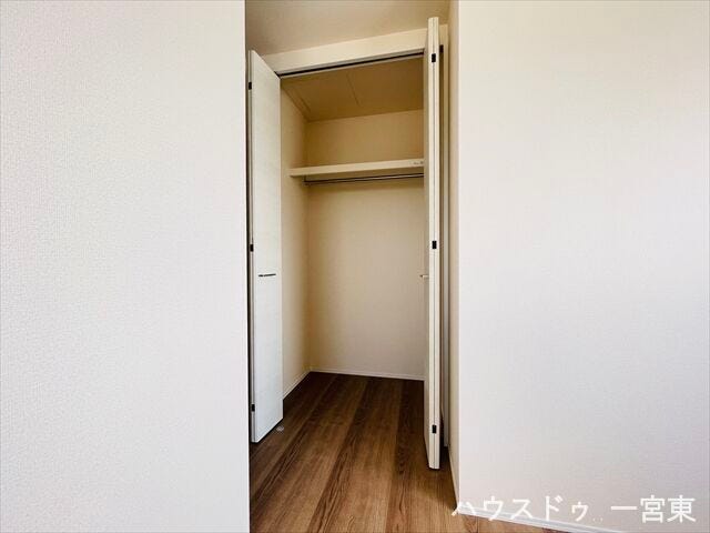 ≪2階6帖洋室≫お洋服はもちろん、スーツケースなどの大物もしっかり収納できます。