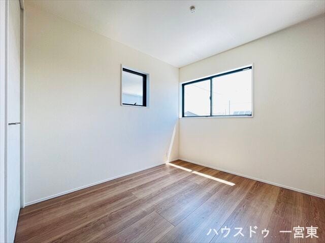 ≪2階東側5.4帖≫広々とした空間で、よりご家族が寛げるスペースとなっています。