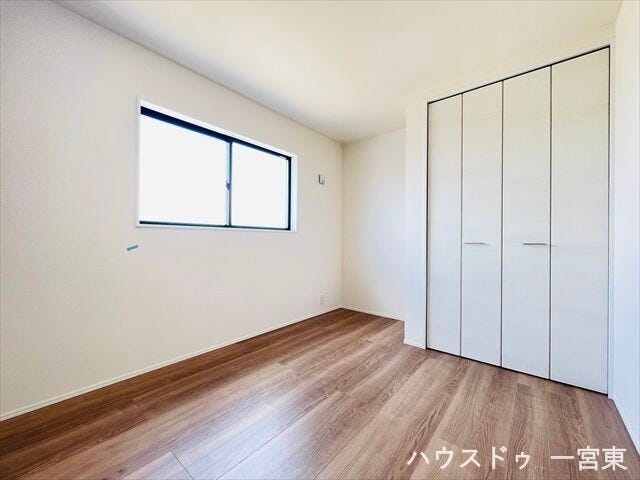 ≪2階西側5.4帖≫ゆとりの広さのプライベートルームには、収納充実のクローゼットがあります。