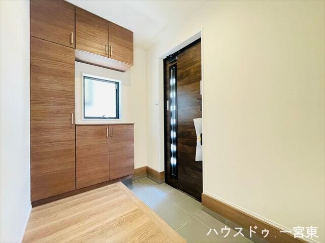お出かけや帰宅のたびに心地よさを感じる、開放的で広々とした設計の明るい玄関スペースです。