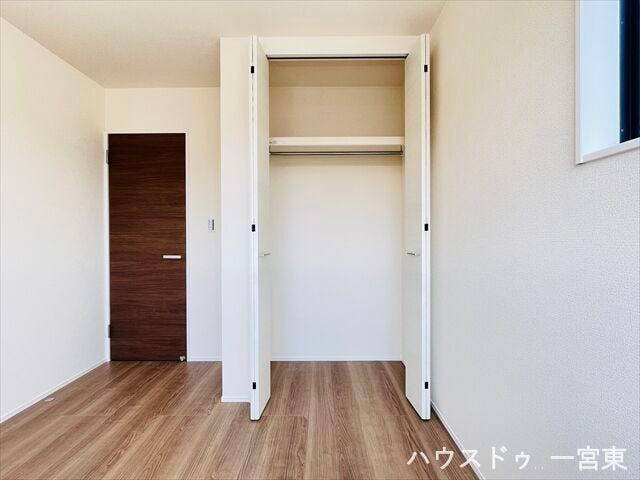 ≪2階東側5.4帖洋室≫クローゼット収納。各居室に収納を設けているので室内空間を広く活用していただくことが可能です。