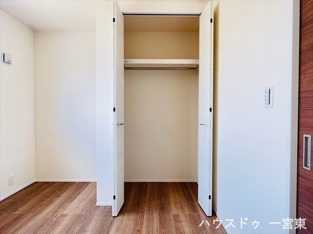 ≪2階西側5.4帖洋室≫ゆとりの広さのプライベートルームには、収納充実のクローゼットがあります。