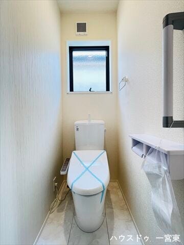≪2階≫窓が付いているため、いつでも自然換気が行えて衛生的なトイレです。室内に湿気や臭いが籠もりません。