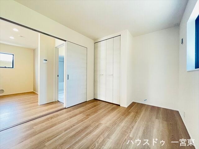 ≪1階5.4帖≫リビングと一続きで広々と活用できる洋室です。扉を開ければ開放的な空間としても使えます。