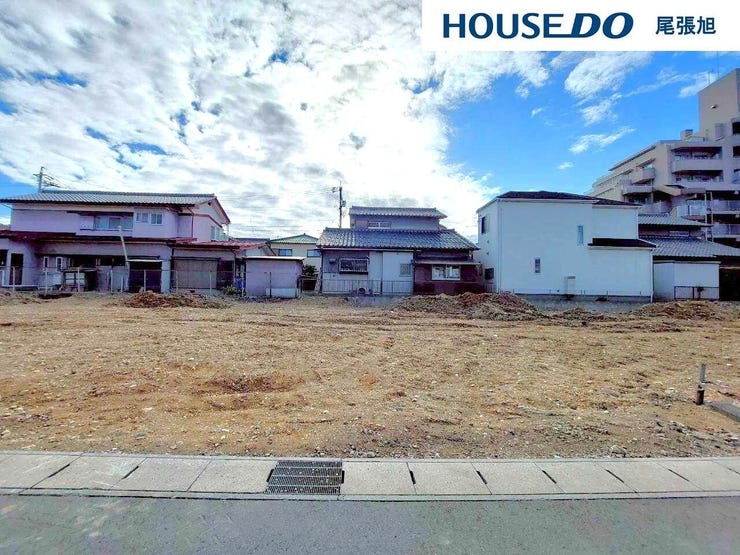 【小学校まで徒歩15分圏内】子どもも安心して通える距離感。少し歩くことで、健康的な生活習慣を身につけることができ、自然と体力も養われます。お迎えや急な用事があった時に便利な距離感で、安心して見守れます