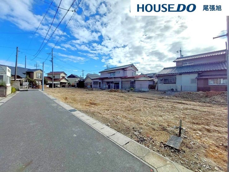 【駅まで徒歩15分圏内】便利さと落ち着きのバランスが取れた立地。駅近の便利さを享受しつつ、徒歩圏内で自然豊かな環境が広がり、静かな生活が実現できます。少し歩くことで、生活に彩りを加えてくれます。