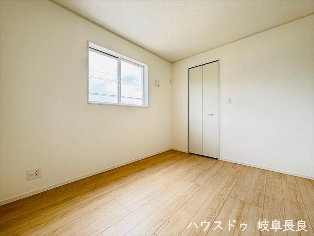 ≪5.2帖≫5.2帖の広さを確保した洋室は、家具のレイアウトもしやすく、毎日を心地よく過ごせる一室です。