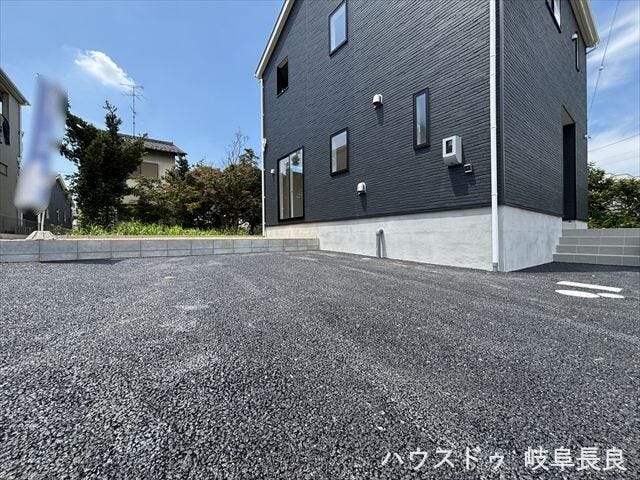普通車2台並列駐車可能です◎フラットで停めやすい駐車場です。塀がなく開けているので、家から出る時もしっかり左右を確認でき安心です。