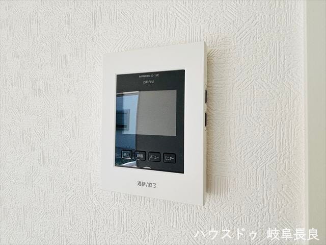 ≪モニター付きインターホン≫モニター付きインターホンを設置。来訪者の顔を確認してから応対でき、防犯面にも配慮された安心の設備です。