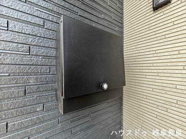 ≪宅配ボックス≫留守中でも荷物を受け取れる宅配ボックス付き。共働きのご家庭にも嬉しい便利な設備です。