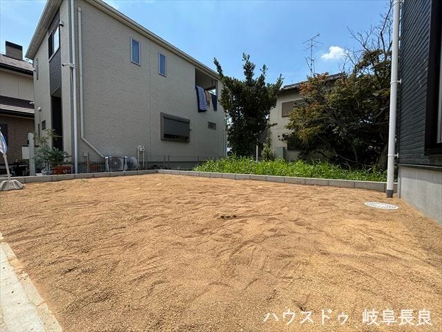 陽当たりの良い庭は、ガーデニングやティータイムなど、毎日の暮らしをより豊かに演出します。