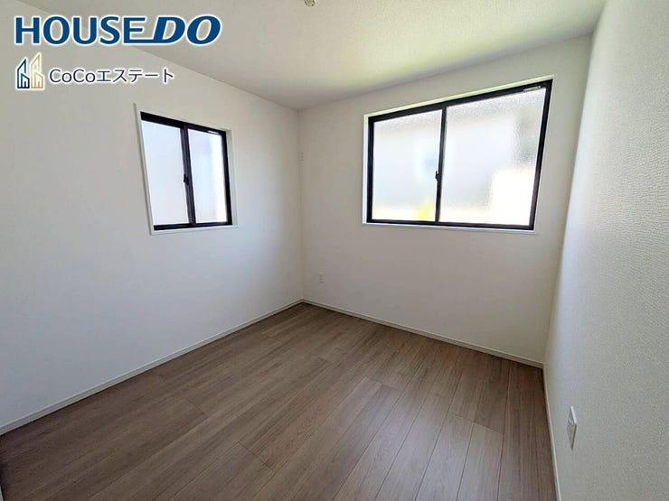 □■洋室■□
5.2帖の洋室です♪
光が取り込みやすい2面採光のお部屋です。日当たり・風通し良好です♪