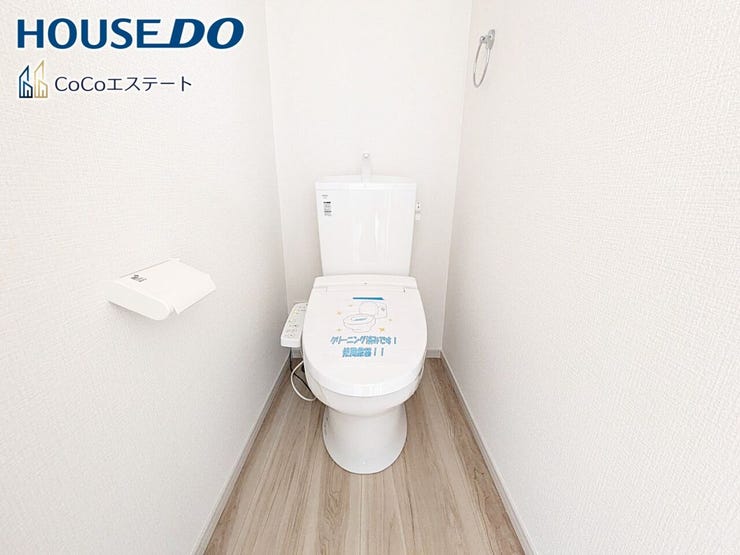 □■トイレ■□
温水洗浄便座付きトイレ♪
冬場や冷え込む時期にもお尻を温かく快適に保ちます。
また、汚れにくく掃除しやすい設備です。