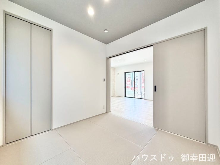 ■1階4.5帖和室■ゲストをもてなし、昼寝や家事にも使える、畳のぬくもりが心地よい多目的万能スペース。