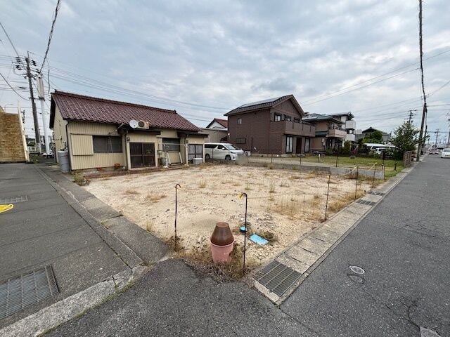 人気の角地物件♪
気になる方は、ご案内させていただきます。
お気軽にお問い合わせください。
お問い合わせは「ハウスドゥ 清須」まで!
名鉄新清洲駅から西へ。十六銀行さんの前です!