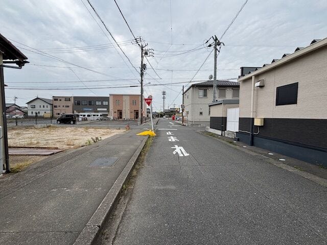 西側前面道路の様子です。