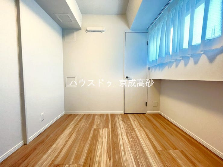 清潔感と心が落ち着くホワイトの壁紙。毎日の生活を少しでも快適に過ごして頂ける様、飽きのこない明るい雰囲気を大切にいたしました。
